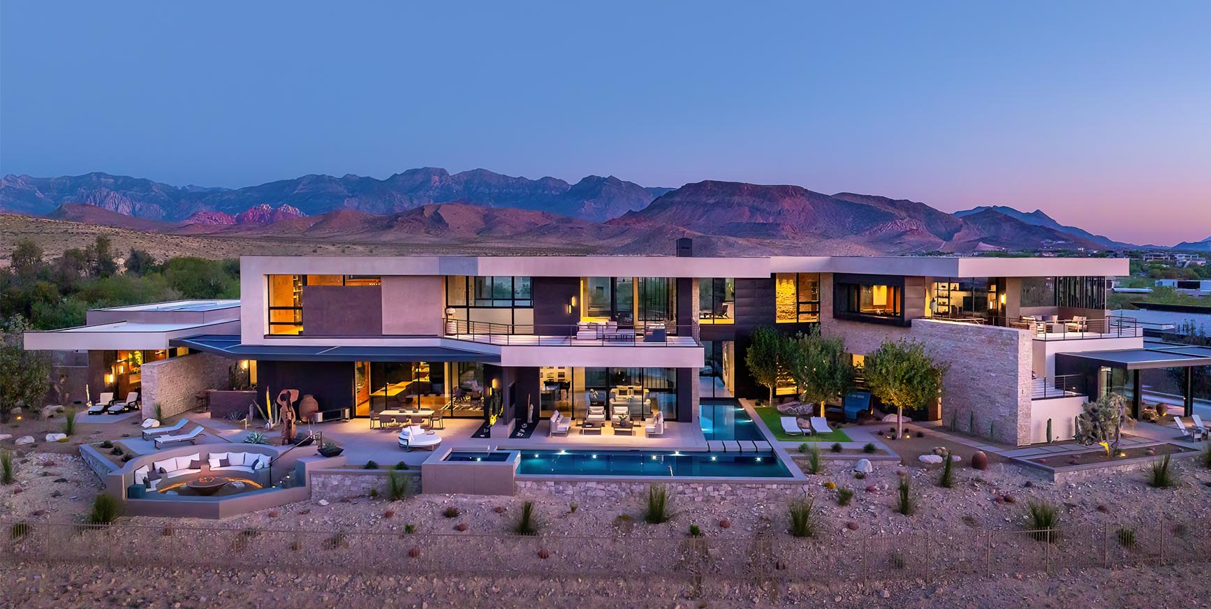 MODERN DESERT BACKYARD POOL
